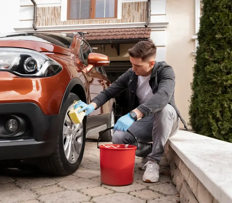 Lavage auto à domicile La Boissière-de-Montaigu : professionnel intervenant sur un véhicule